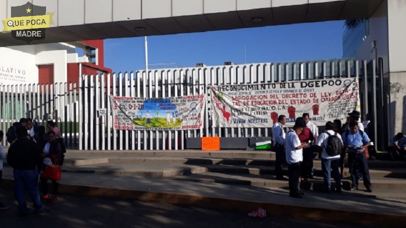 Protestan maestros en Congreso de Oaxaca.