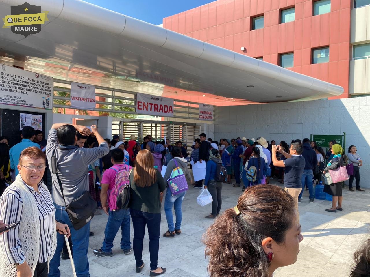 Bloquean acceso a Ciudad Administrativa en Oaxaca.