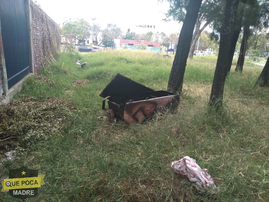 Encuentran cuerpo calcinado dentro de refrigerador incinerado en Jalisco.