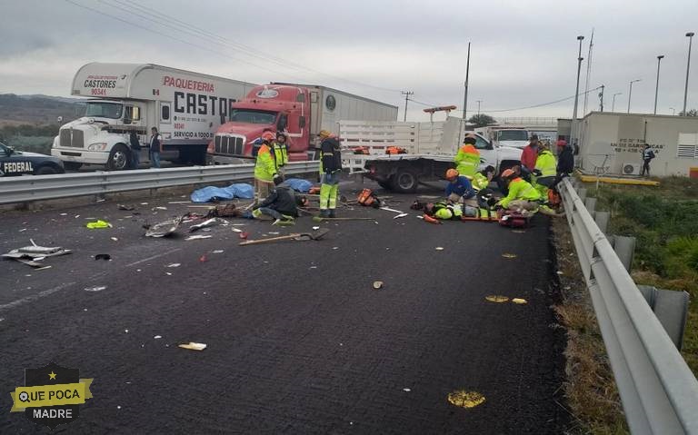 Cuatro muertos por choque entre tráiler y camioneta en Jalisco.