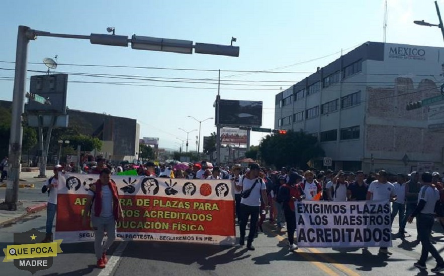 Marchan maestros en Chiapas para exigir plazas.