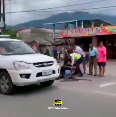 Agente es agredido por hombre en estado de ebriedad en Ecuador