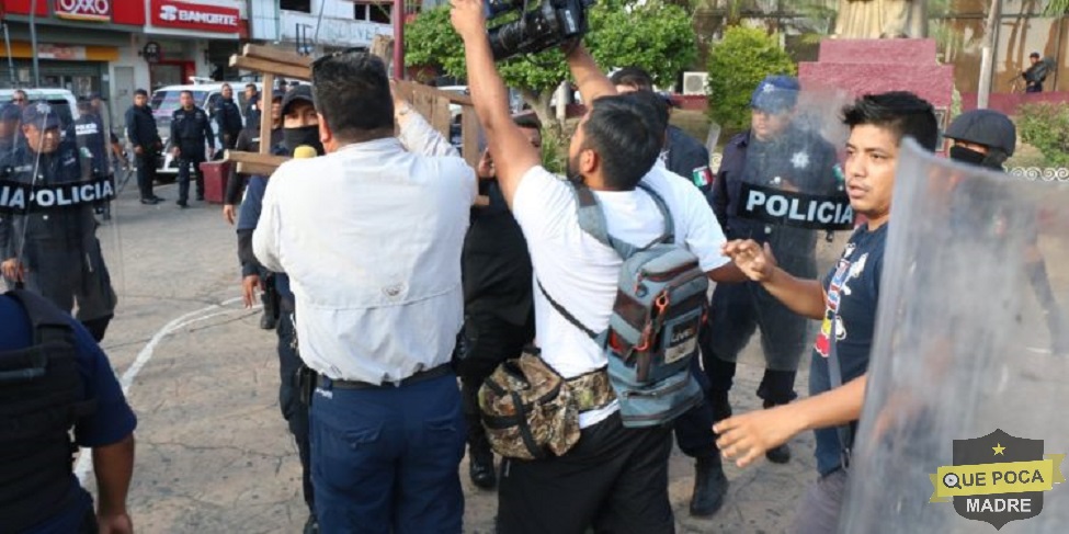 Policías agreden a periodista en Chiapas.