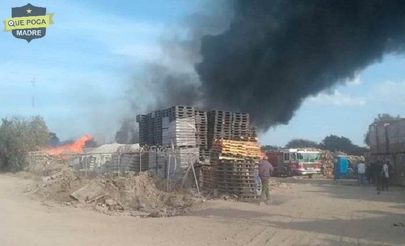 Incendio consume tarimas en fábrica de San Luis Potosí.