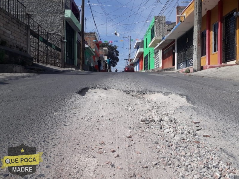 Vecinos de Tepic reportan bache sin reparar desde hace 2 años.