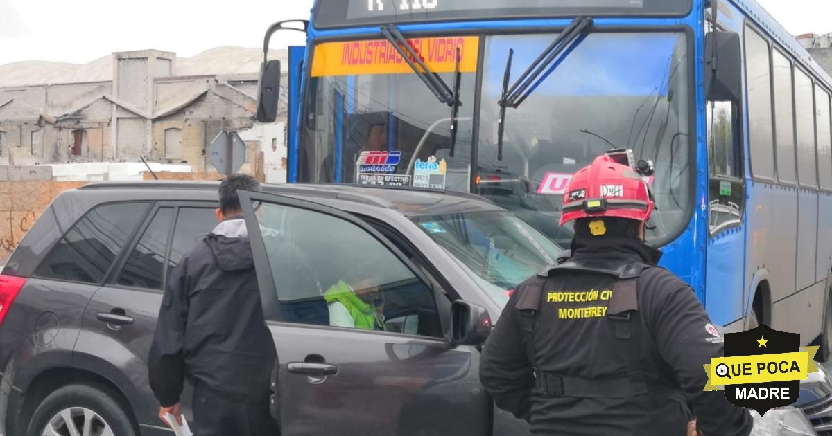 Camión urbano choca contra camioneta en Nuevo León.