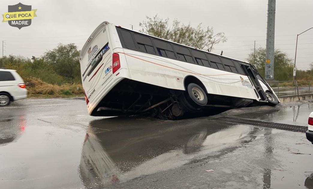 Camión de personal cae en canal de agua en Nuevo León.