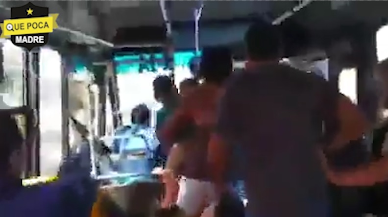 Pasajeros se molestan con chofer de transporte publico en Jalisco.