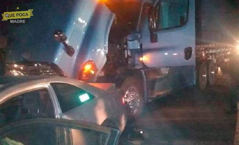 Tráiler choca contra auto y lesiona a cuatro personas en San Luis Potosí.