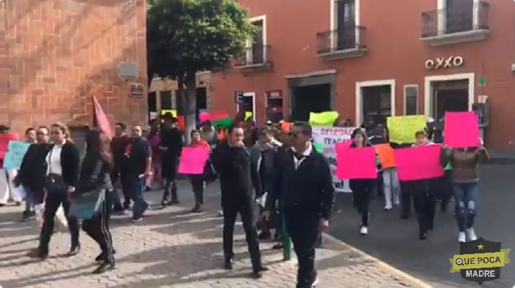 Marchan trabajadores de la UAT en Tlaxcala.