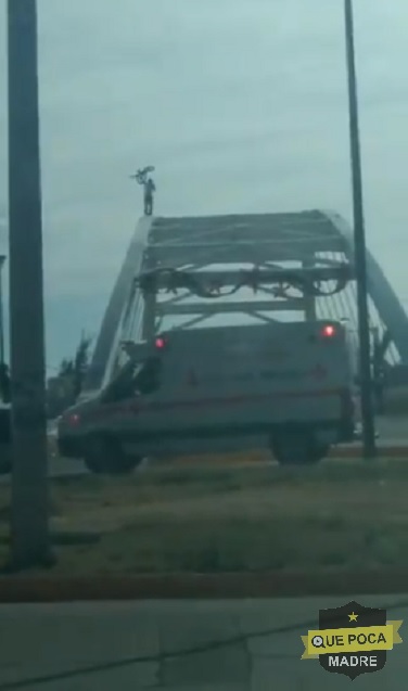 Policías evitaron que un hombre se lanzara de un puente en Guanajuato.