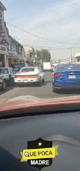 Denuncian autos estacionados en doble fila en calles de Naucalpan.