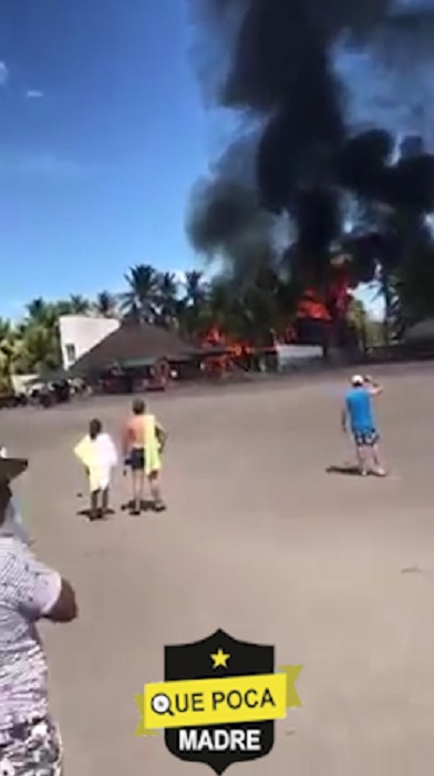 Incendio consume hotel en Chiapas.