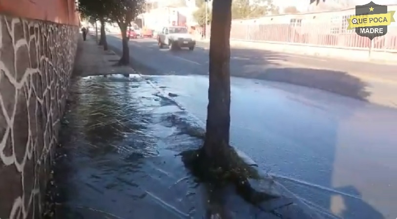 Reportan fuga de aguas negras frente a un kinder de Tlaxcala.