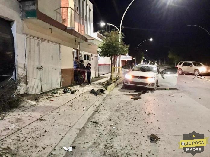 Ebrios chocan su auto contra casa en Tepic, huían de una riña en un bar.
