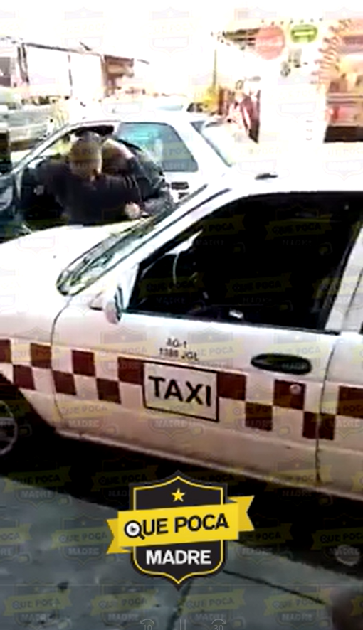 #Tenancingo: Taxistas se agarran a golpes en su base.