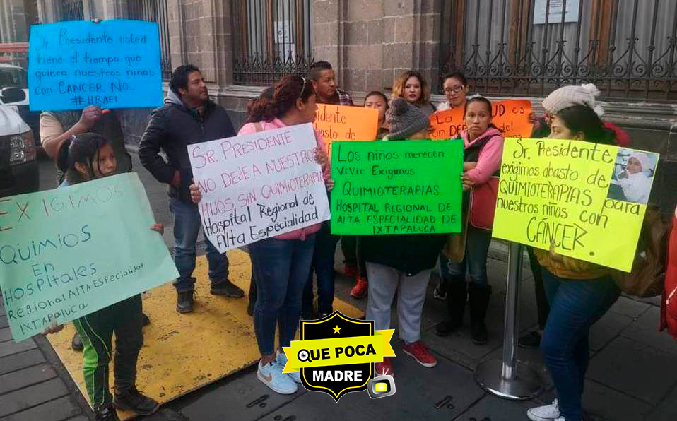 Padres de niños con cáncer protestan en Palacio Nacional.