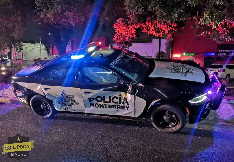 Policía de Monterrey resulta herido tras chocar su patrulla con un camión.