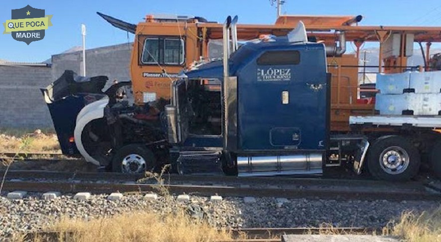 Tren embiste a un tráiler en Chihuahua.