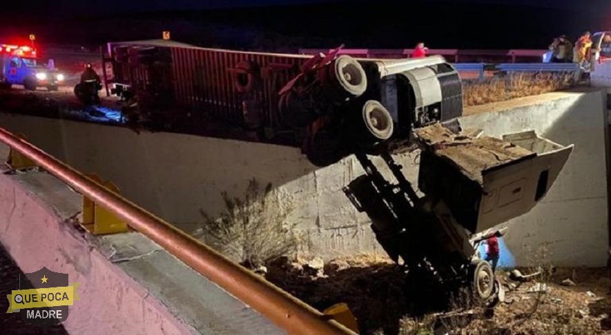 Vuelca tráiler y conductor queda atrapado en Chihuahua.