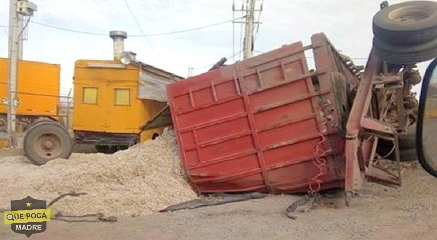 Vuelca camión con grava en Chihuahua.