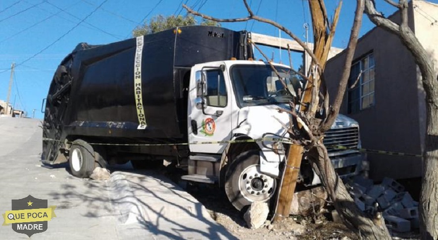 Camión de basura choca contra vivienda en Chihuahua.