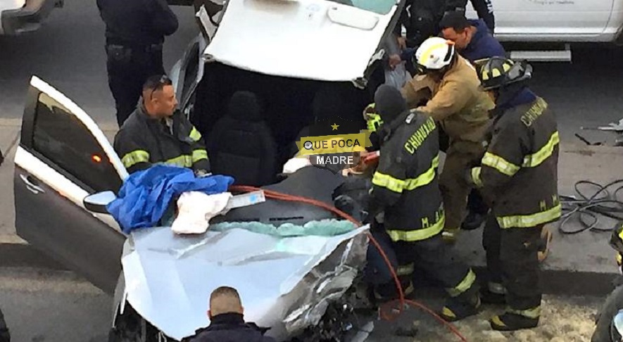 Conductor queda atrapado entre coche chocado en Chihuahua.