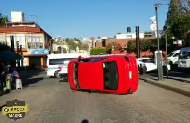 Por exceso de velocidad, vuelca vehículo en Tlaxcala.