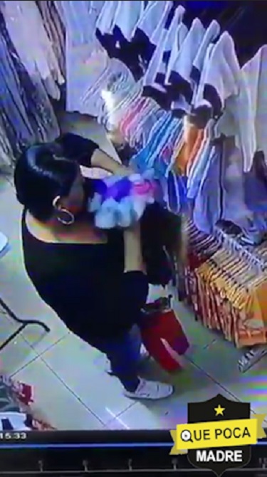 Captan a mujer robando ropa en tienda de Jalisco.