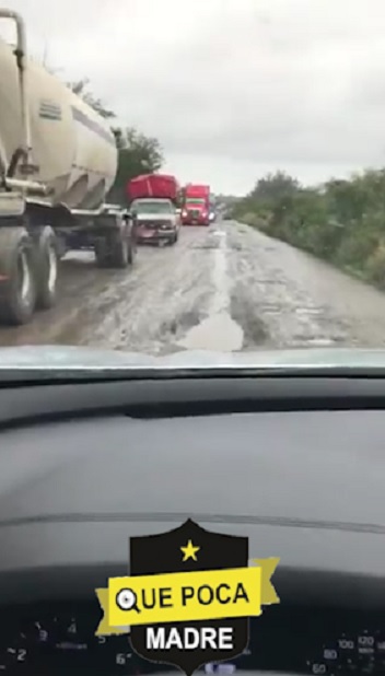 Denuncian malas condiciones de carretera en Veracruz.