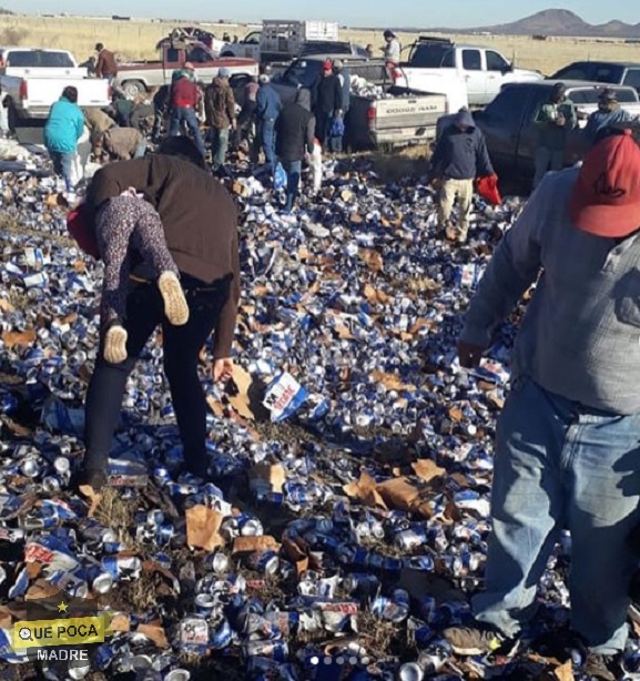 Vuelca tráiler de cervezas y hacen actos de rapiña en Chihuahua.