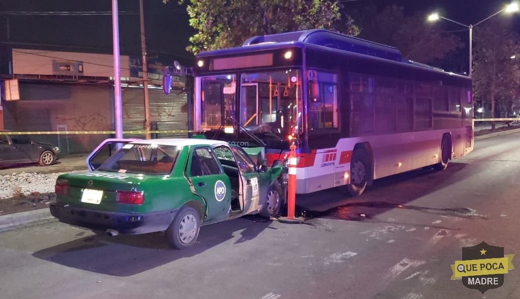 Muere taxista al chocar con Metrobus en Nuevo León.