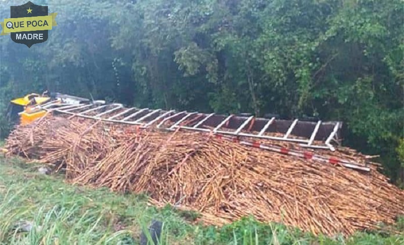 Vuelca camión cañero en San Luis Potosí.