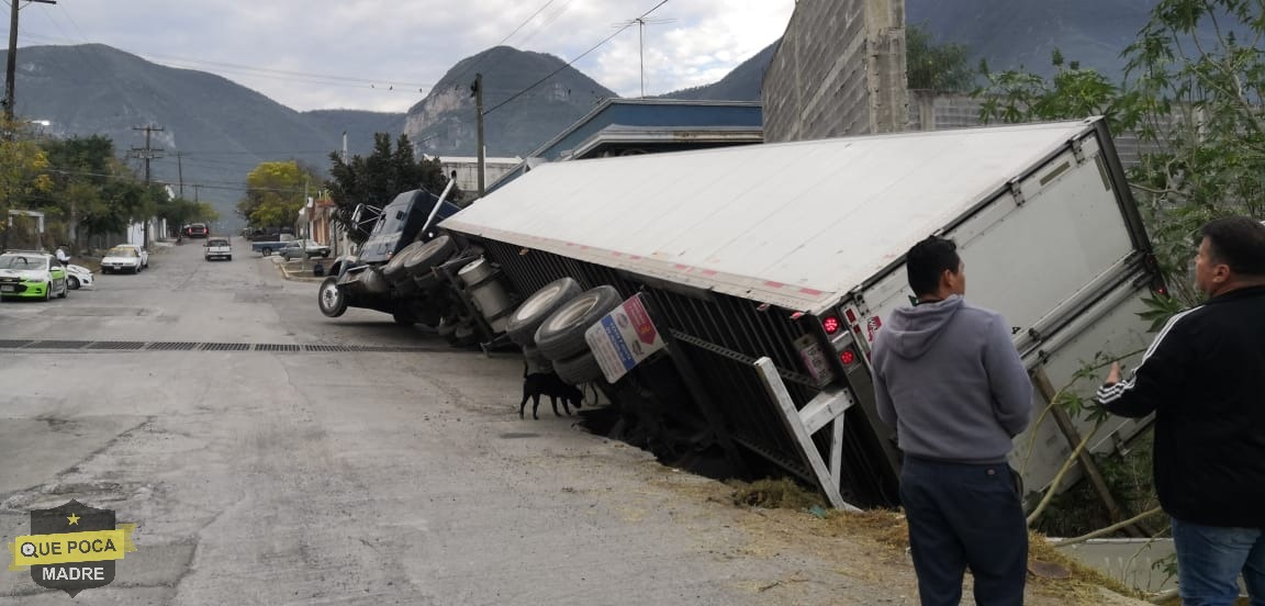 Tráiler estuvo a punto de volcar tras caer en zanja, en Nuevo León.