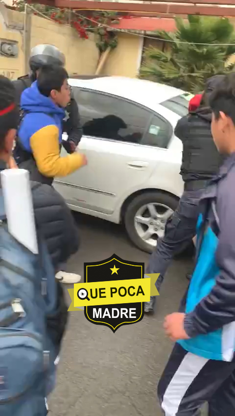 Riña entre ciudadanos y policías