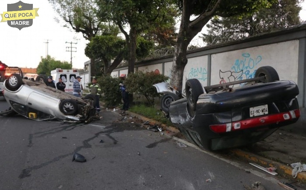 Vuelcan dos autos en Veracruz.