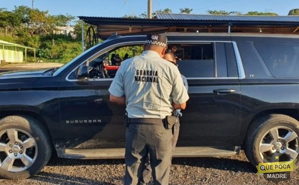 Aseguran a migrantes que viajaban en camionetas en Veracruz.