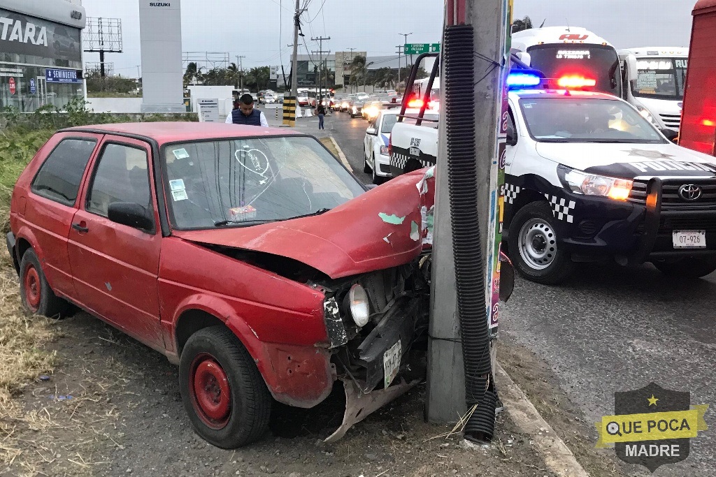 Automovilista choca contra posta y huye abandonando el auto en Veracruz.