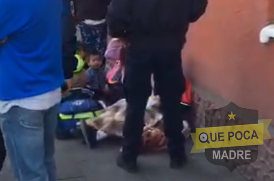 Policías embisten camioneta con niños y se dan a la fuga en la ciudad de Puebla.