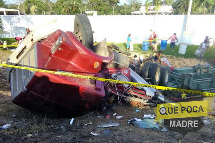 Tráiler se accidenta en Huimanguillo y es saqueado con el cadáver del operador.