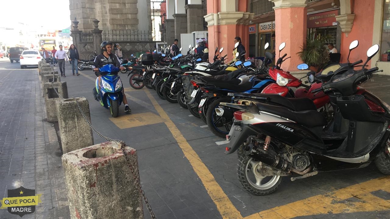 Prohíben estacionar motos junto a la catedral de Tepic.