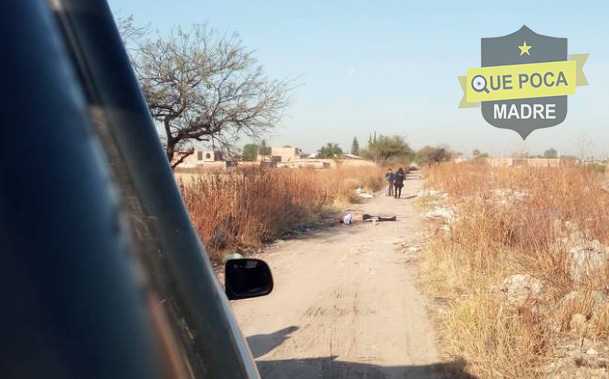 Encuentran cadáver de hombre asesinado en un camino de terracería de Querétaro.
