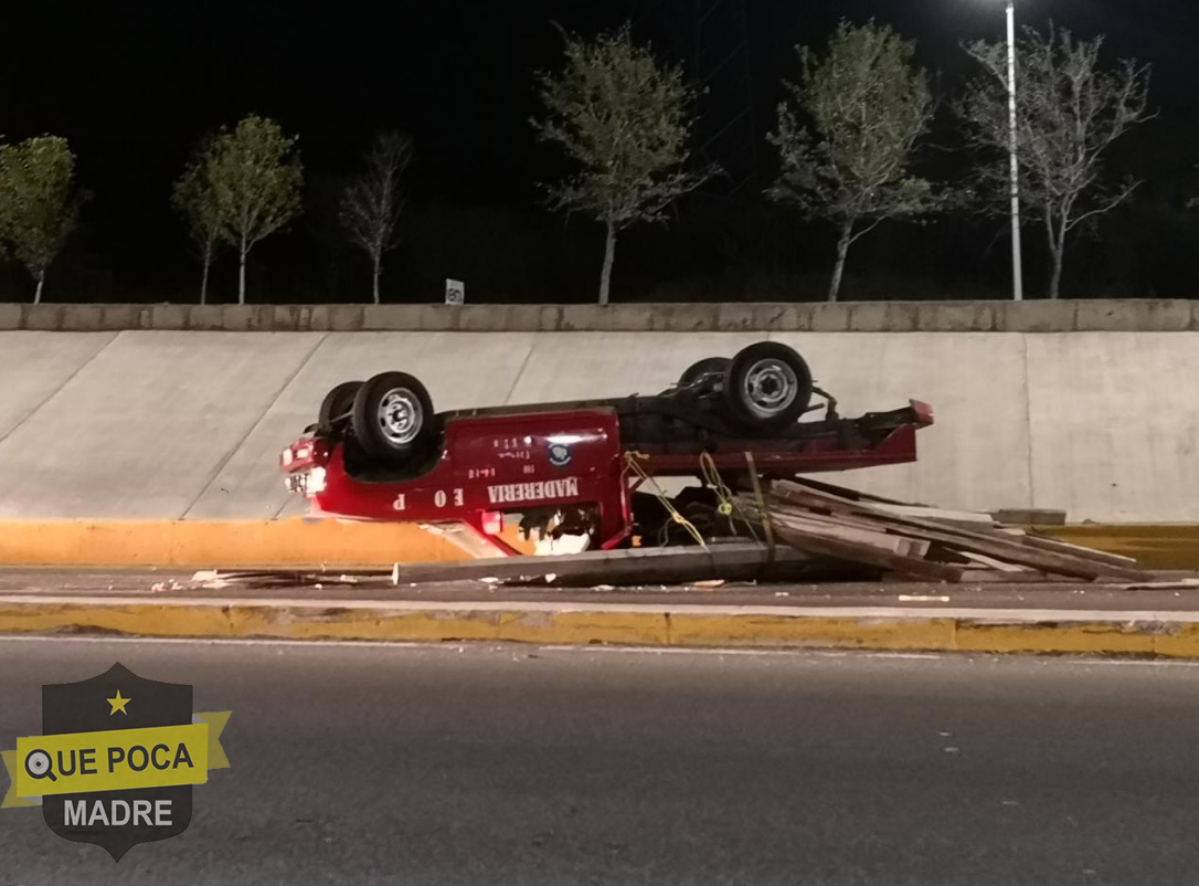 Vuelca camioneta en carretera de Querétaro.