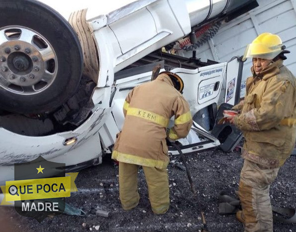 Bomberos rescatan a hombre prensado en los fierros tras accidente en Yucatán.