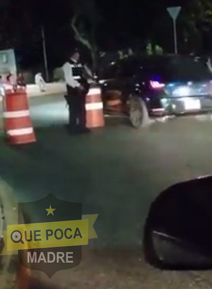 Conductora cruza un paso prohibido arriesgando a una oficial en Campeche. (Vídeo)