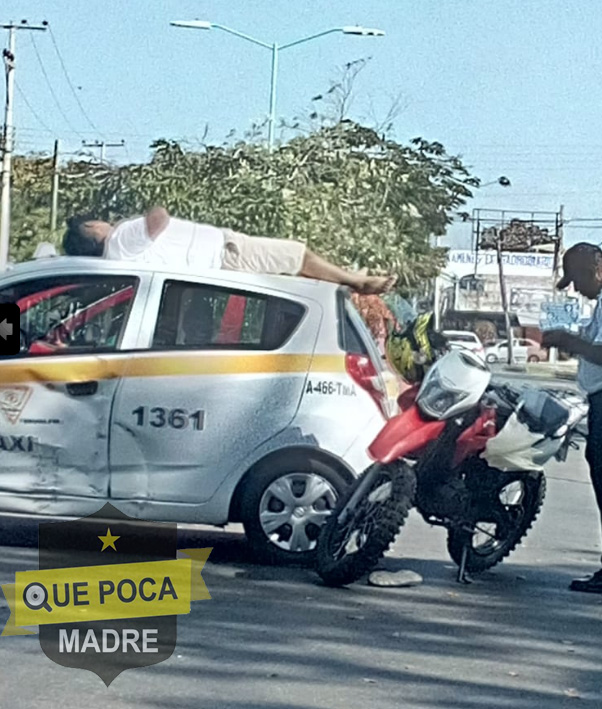 Imprudente taxista embiste motociclistas en Chetumal.