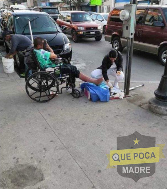 Enfermera cura a indigente en silla de ruedas en Tijuana
