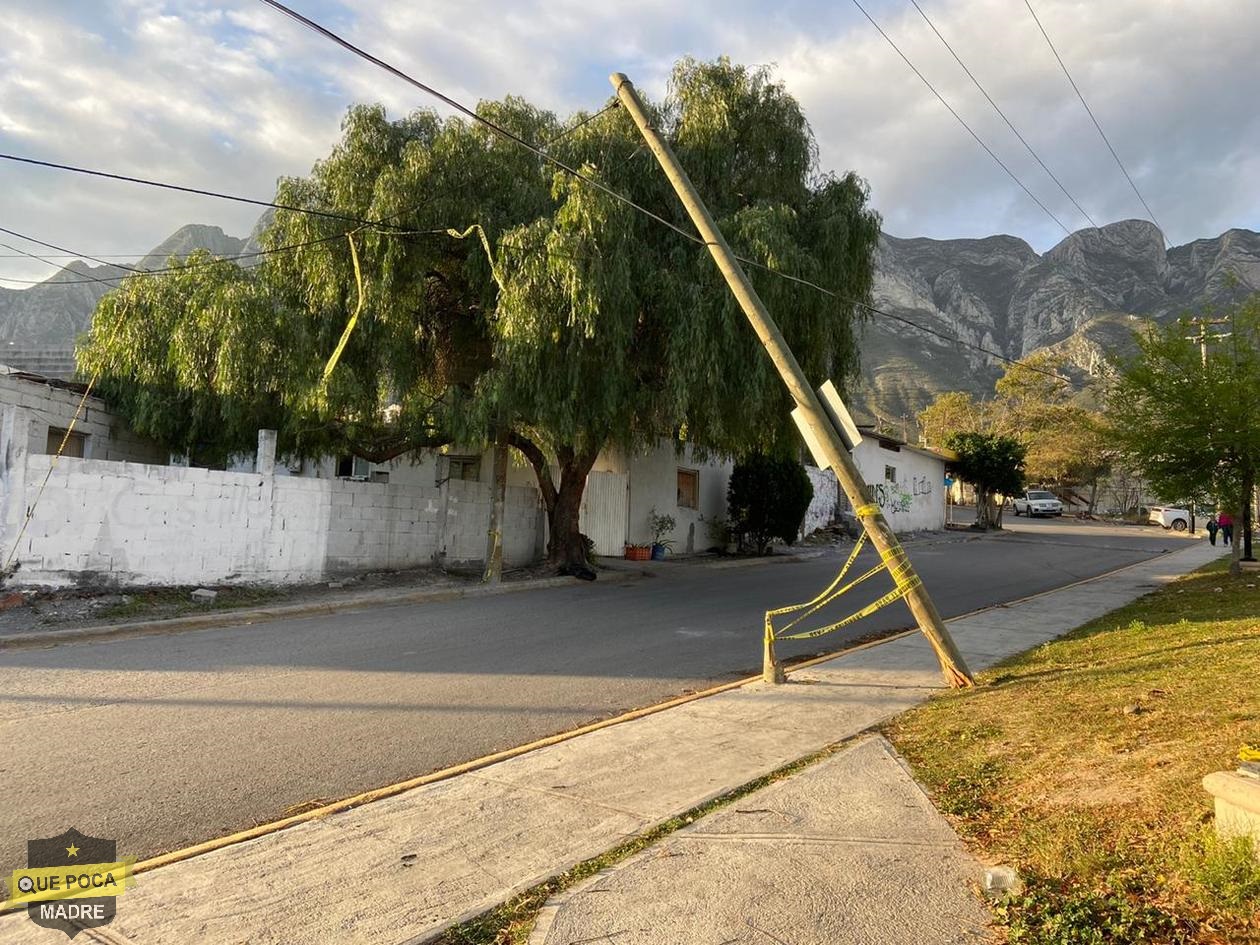 Reportan poste a punto de caer en Nuevo León.