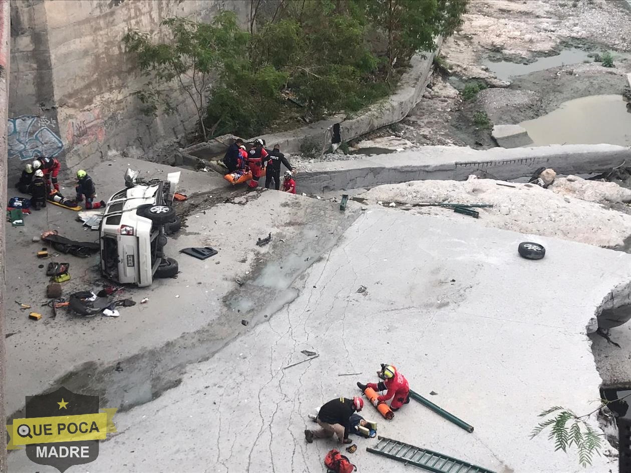 Tres lesionados por caída de camioneta a un río en Nuevo León.