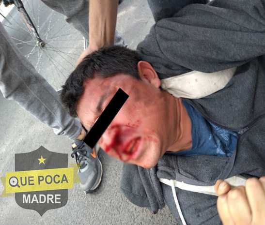 Usuarios hartos detienen y golpean a delincuente en la ciudad de Puebla.